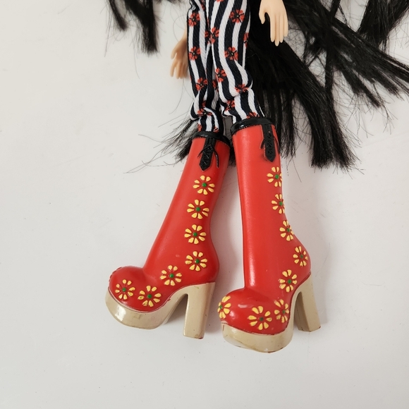 BRATZ Jade Study Abroad to Russia Doll MGA 2015 Black Hair Hippie Boots - Picture 6 of 8